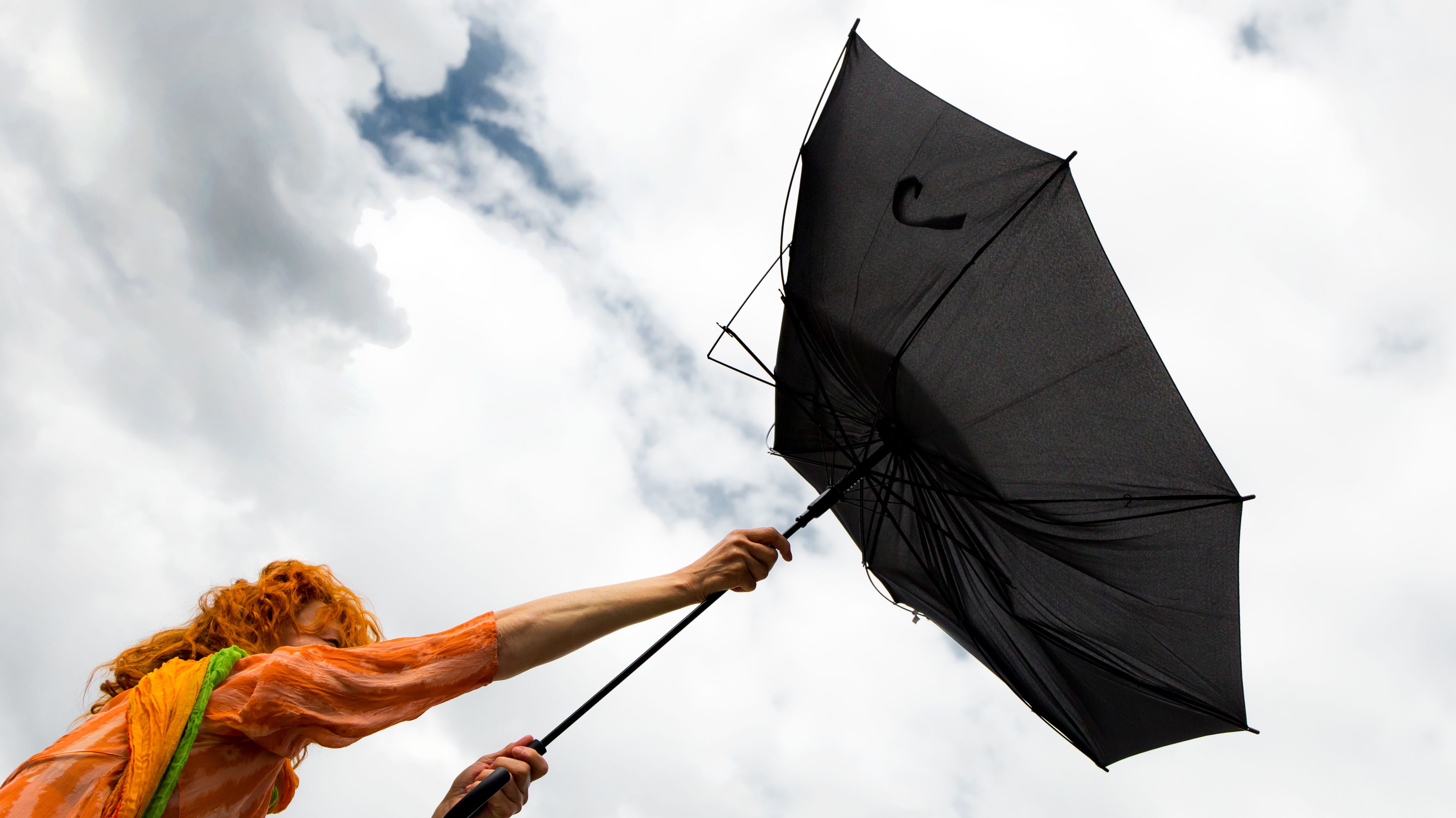 Kifordított egy nő esernyőjét az erős szél