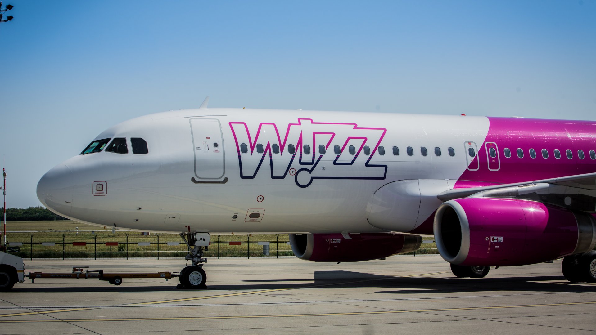 Egy Wizz Air A320-as repülőgép a kifutópályán