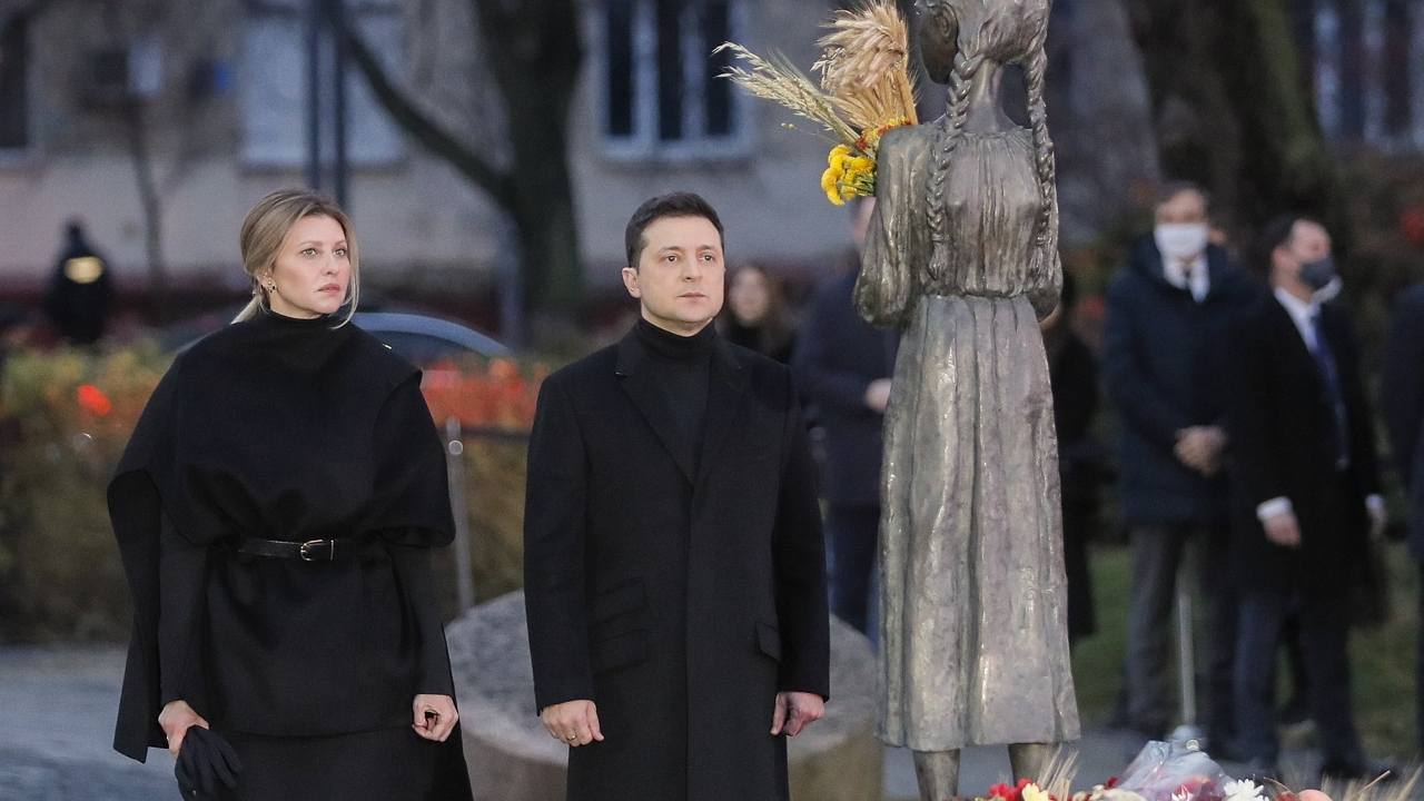 Zelenszkij ukrán elnök és a felesége, Olena egy megemlékezésen