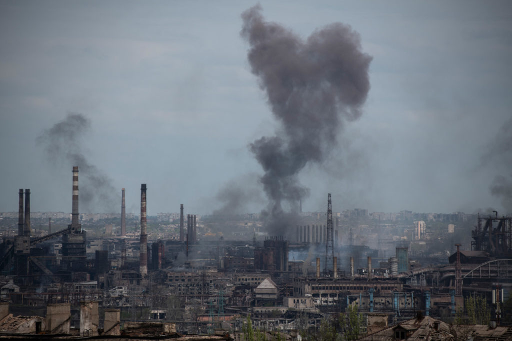 Füst száll fel az Azovstal Vas- és Acélgyárból az orosz bombázás után (Fotó: Valery Melnikov / Sputnik / Sputnik via AFP)