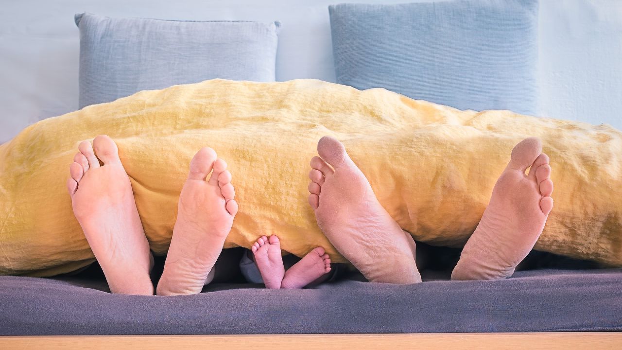 Családi lábak a takaró alól