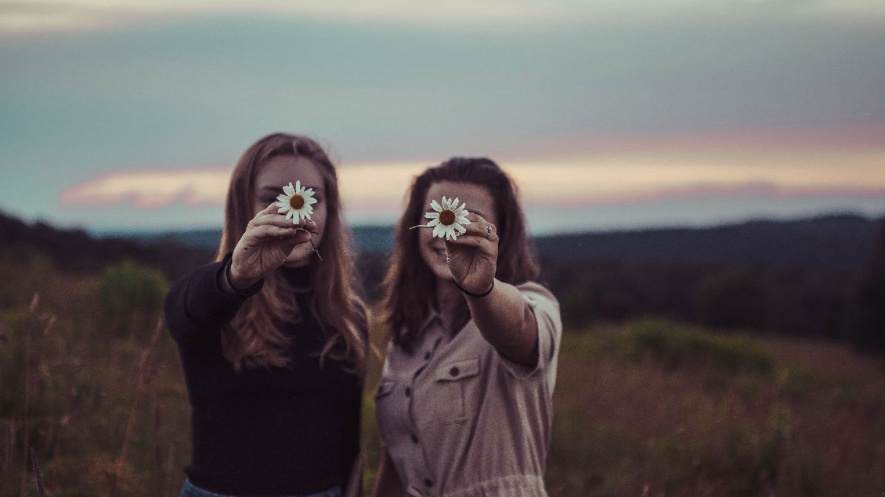 Két lány virággal