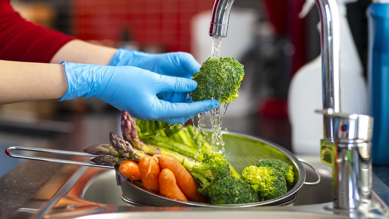 Zöldség és gyümölcsök helyes mosása