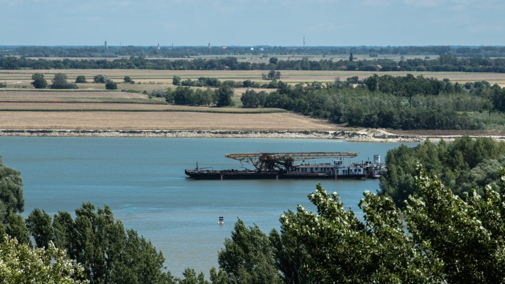 Egy megrakott uszály halad a Duna folyón Dunaújváros magasságában