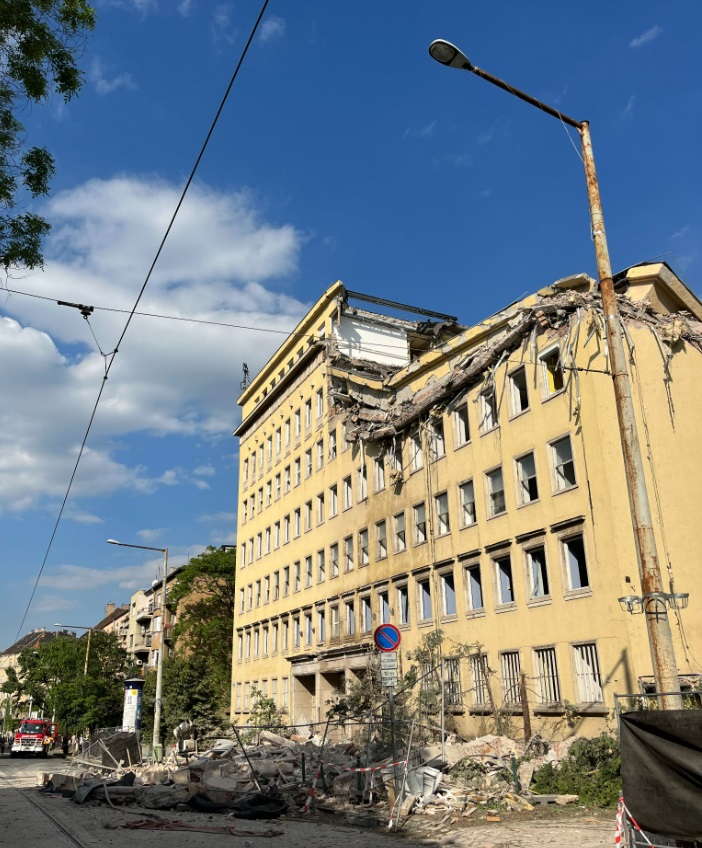 Beomlott tetőszerkezetű irodaház a Böszörményi úton