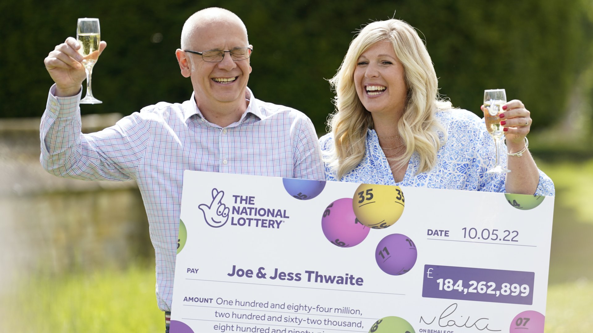 A 49 éves Joe Thwaite és a 46 éves Jess Thwaite ünnepelnek, miután megnyerték a rekordösszegű, 184 millió fontos jackpotot az EuroMillions lottón a