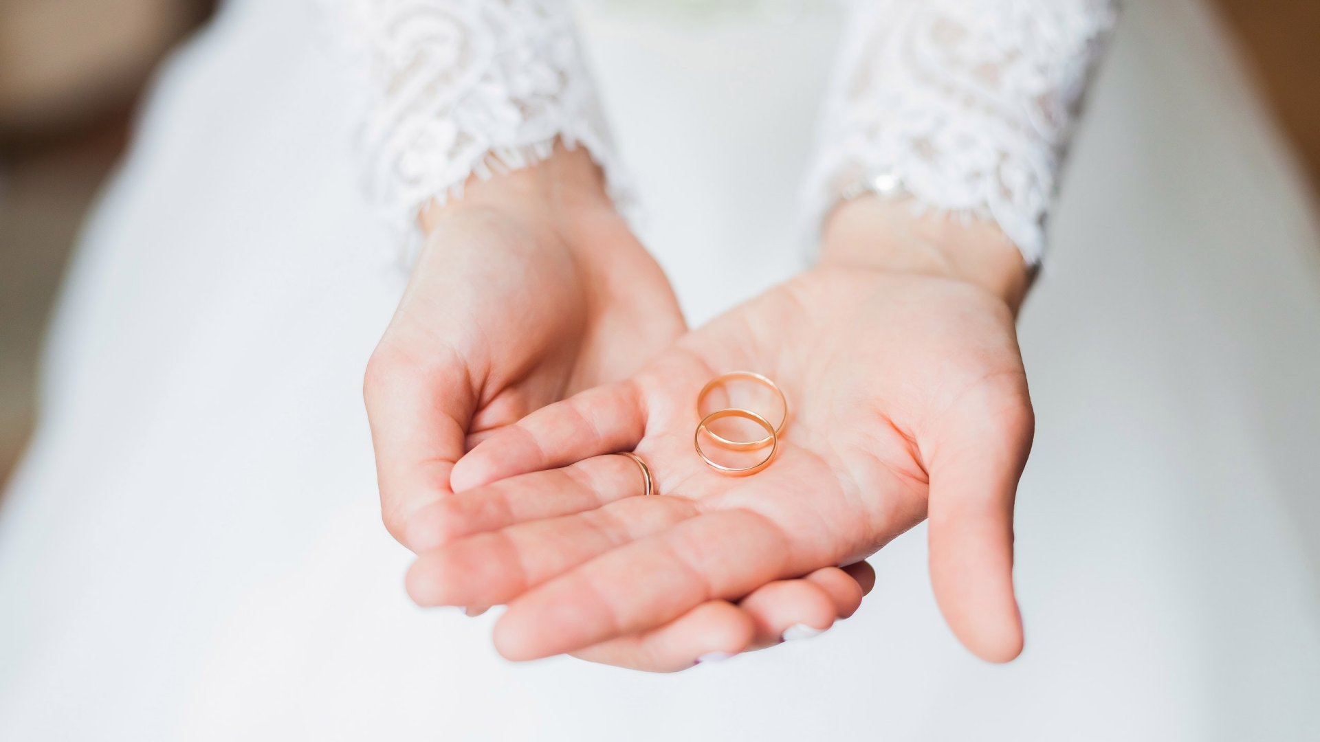 Az esküvői karikagyűrűk a menyasszony tenyerében
