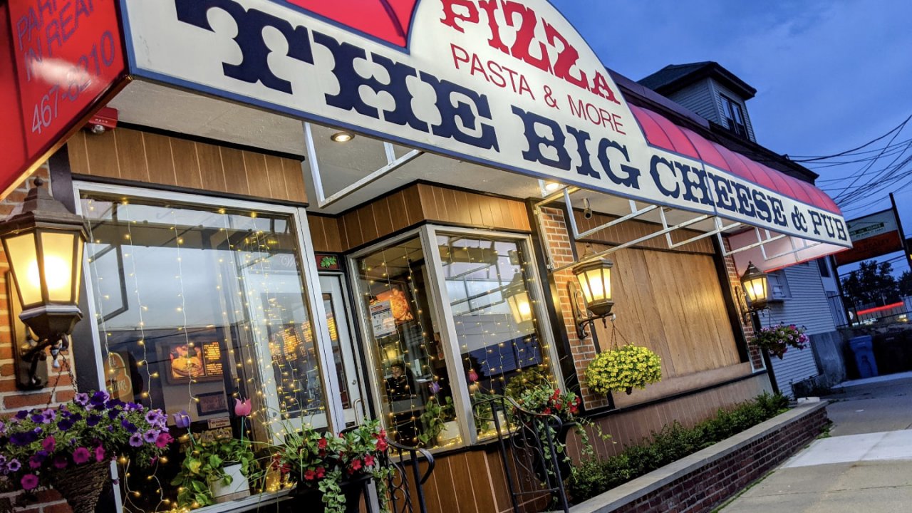 A Rhode Island-i The Big Cheese & Pub étterem épülete