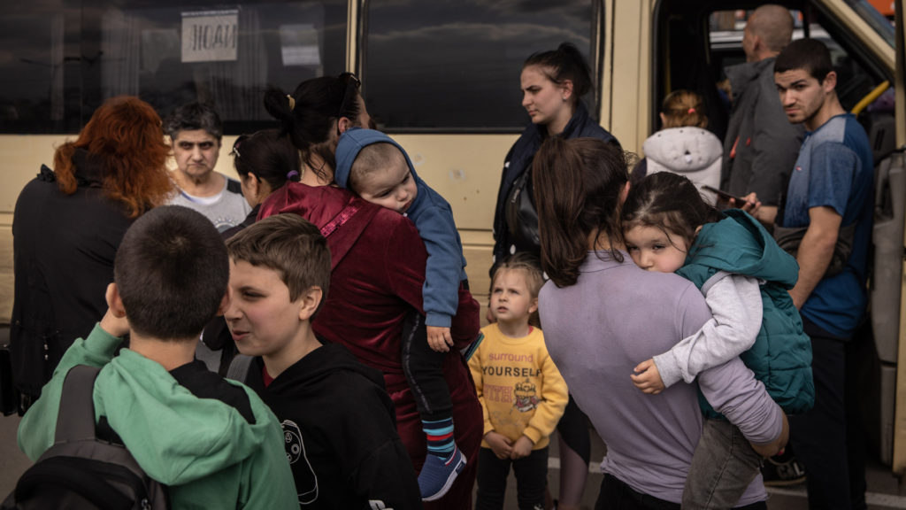 Folyamatoson mentik a civileket Azovstal területéről (Fotó: Chris McGrath/Getty Images)