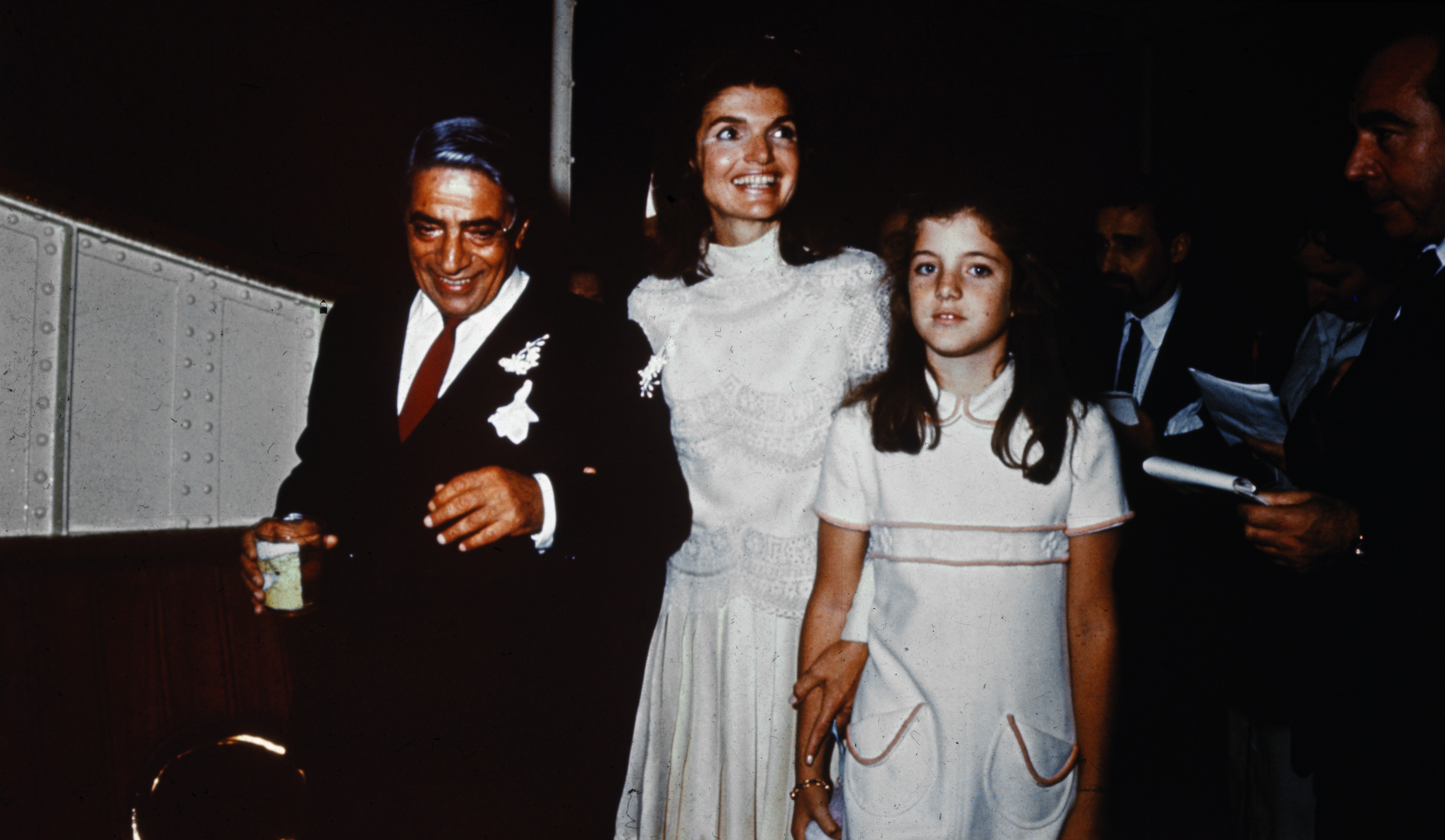 Jacqueline Kennedy Onassis és Aristotle Onassis az esküvőjükön, lánya, az akkor 10 éves Caroline Kennedy társaságában.