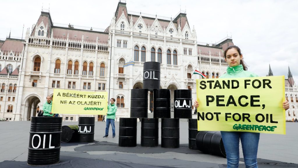 Olajoshordókkal tüntetett a Greenpeace a Parlament előtt