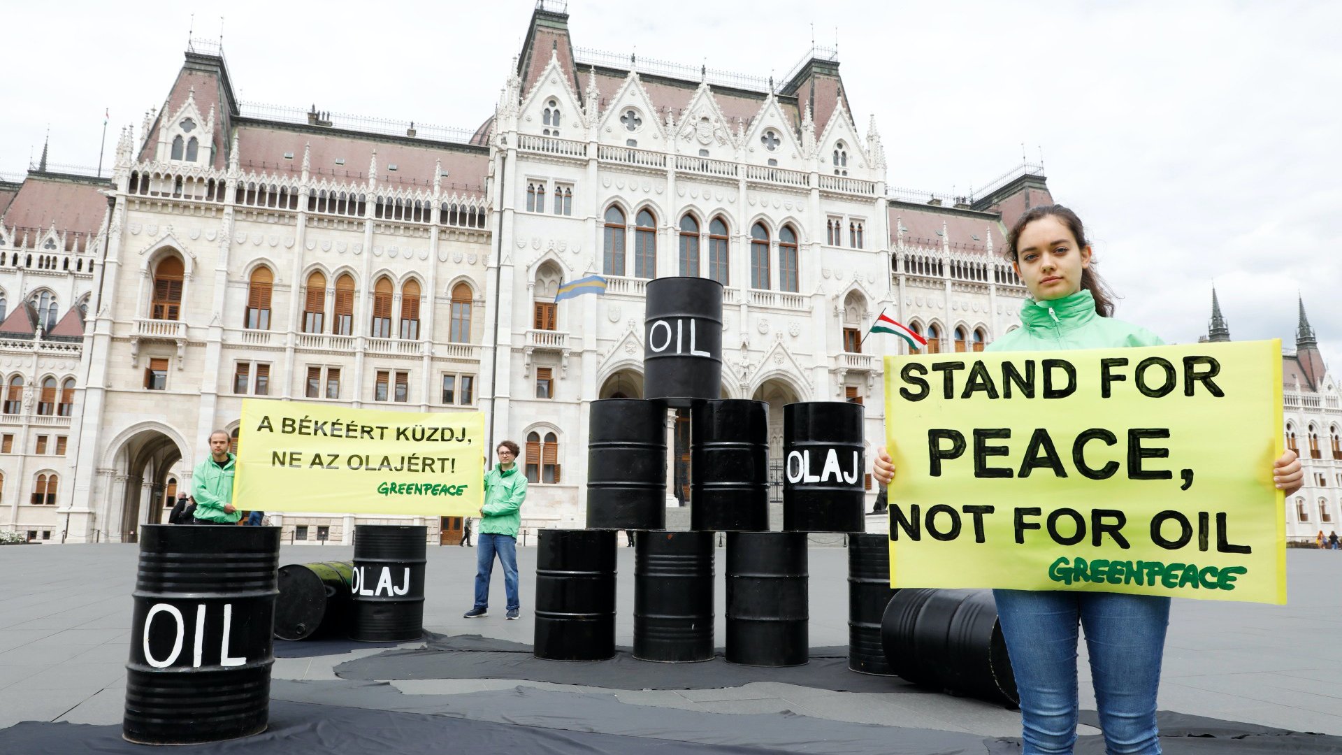 Greenpeace-aktivisták olajoshordókkal tiltakoznak az orosz olajembargó ellen adott magyar vétó miatt