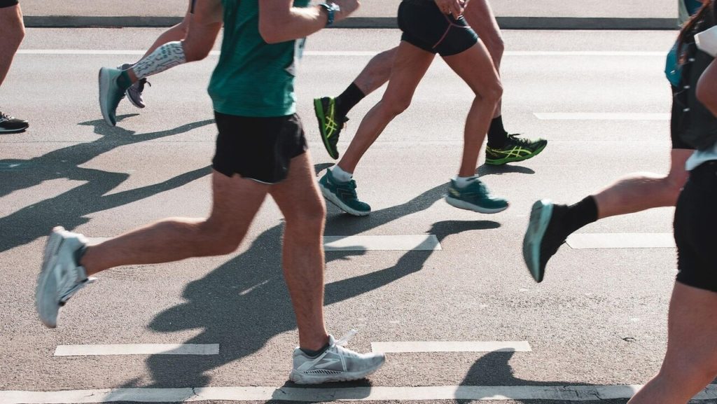 Össztűz alá került egy pár, miután hatéves fiúkkal lefuttatták a maratont