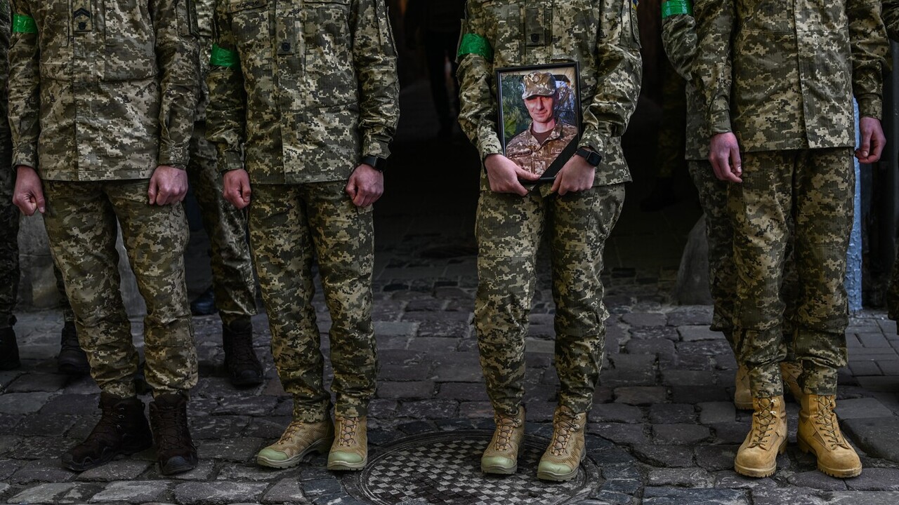 Bajtársukat temető ukrán katonák.