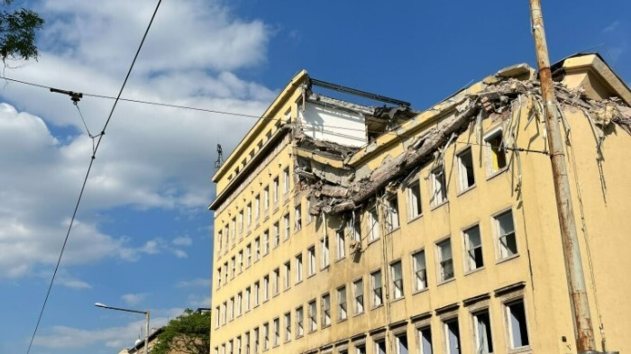 Beomlott tetőszerkezetű irodaház a Böszörményi úton