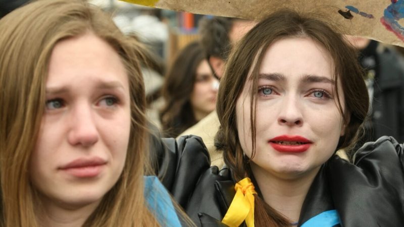 síró ukrán nők háborúellenes tüntetésen