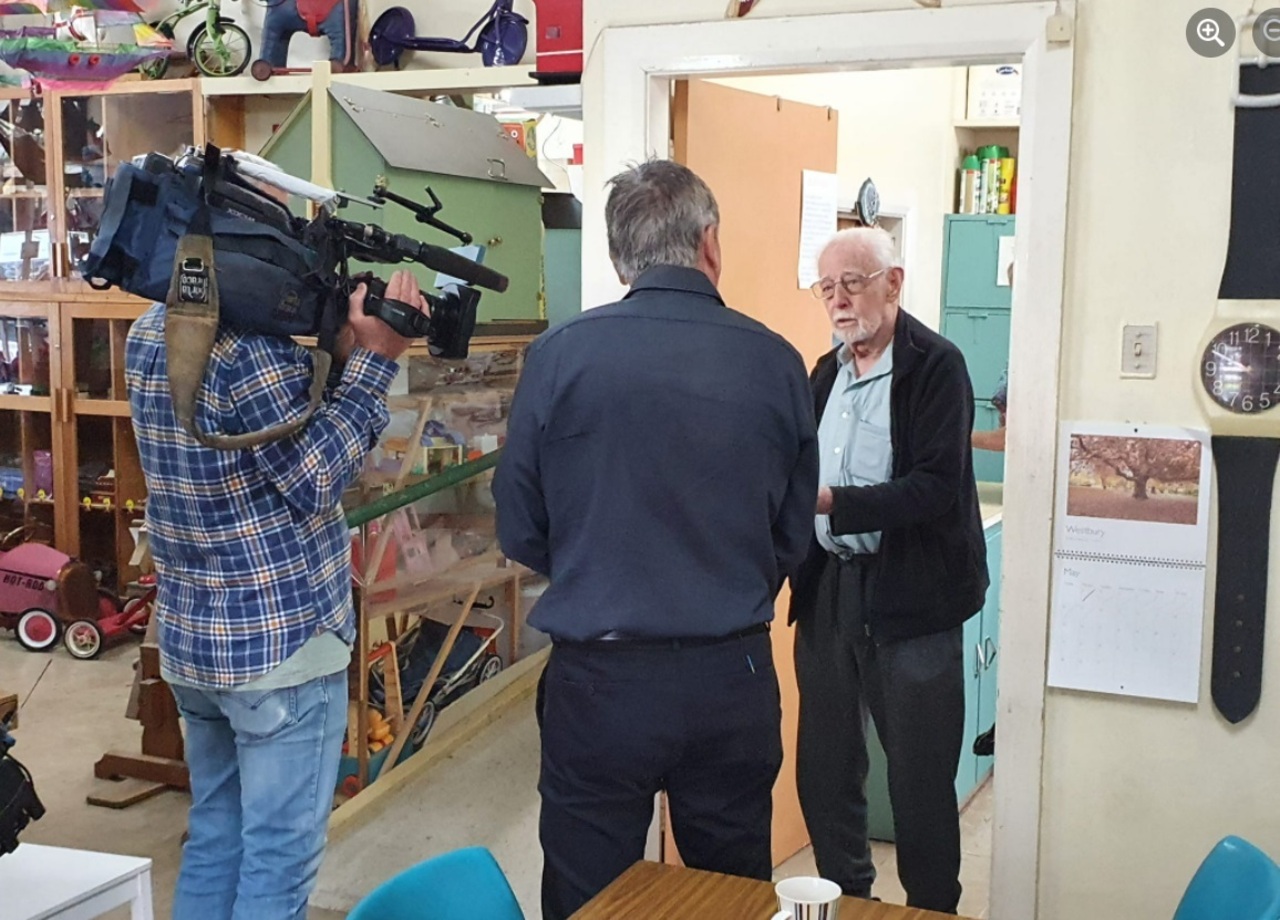 A 102 éves Phil Hodgson ad interjút egy stábnak.