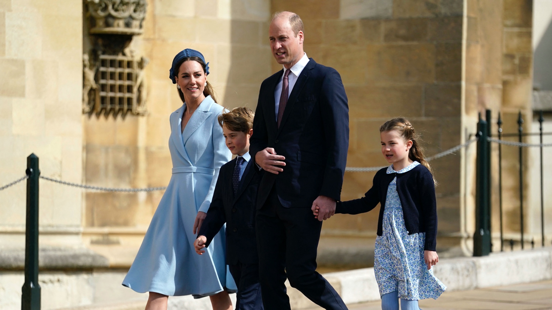 Katalin brit hercegné, György cambridge-i herceg, Vilmos brit herceg, cambridge-i herceg és Charlotte cambridge-i hercegnő érkeznek a húsvéti istentiszteletre a windsori kastély Szent György-kápolnájába 2022. április 17-én