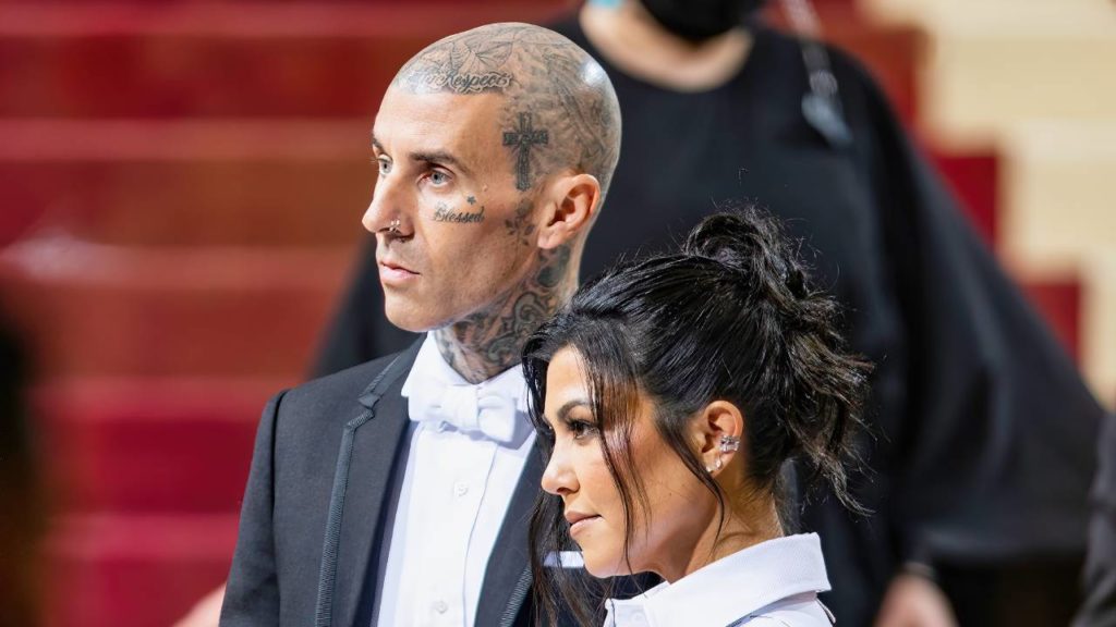 Összeházasodott Kourtney Kardashian és Travis Barker