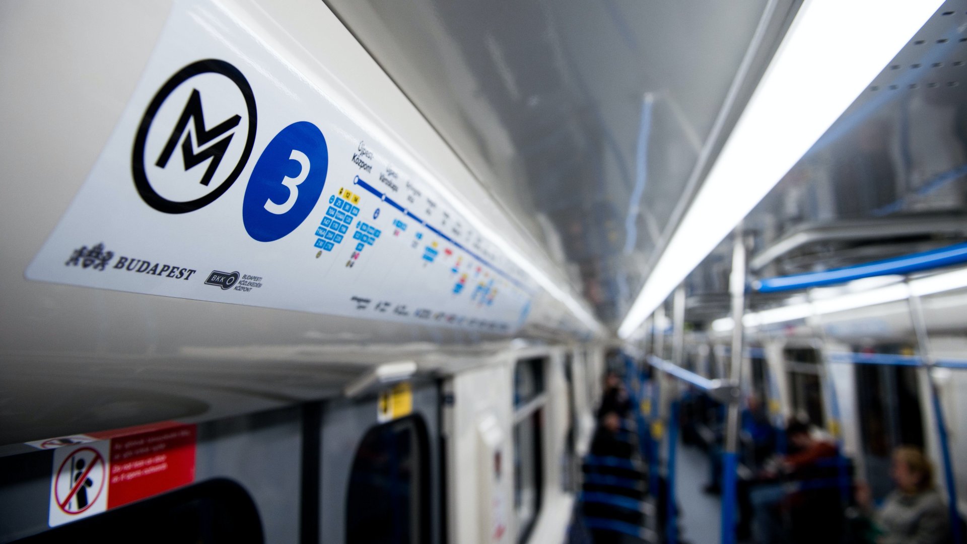 Az M3-as vonalon közlekedő első felújított metrószerelvény Budapesten 2017. március 20-án