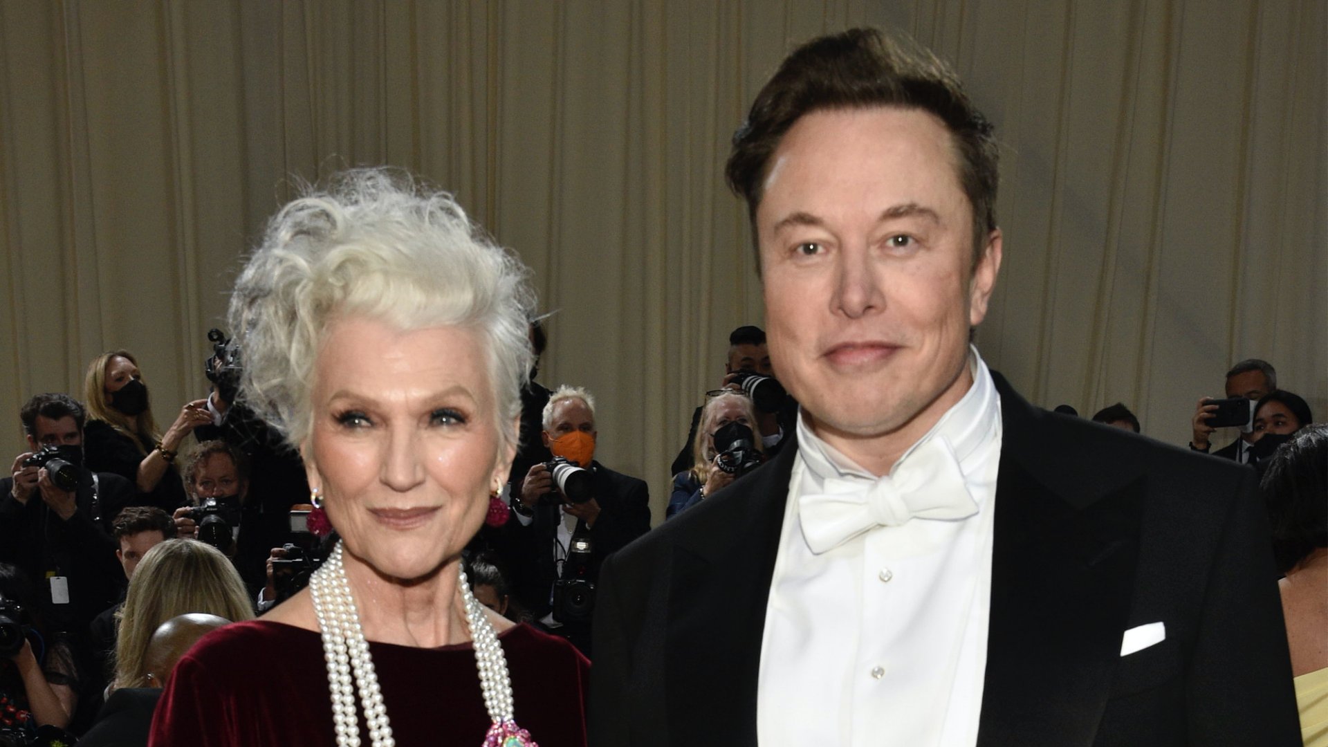 Elon Musk, a Tesla Motors amerikai elektromosjármû-gyártó és a SpaceX amerikai ûrkutatási magánvállalat vezérigazgatója anyja, Maye Musk társaságában a New York-i Metropolitan Mûvészeti Múzeum Ruhaintézetének jótékonysági gálaestjén 2022. május 2-án