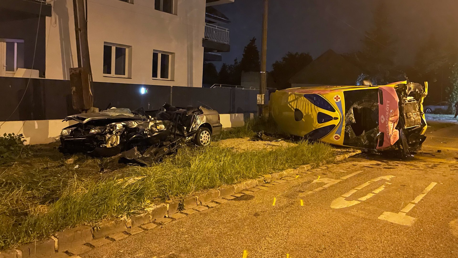 A felborult mentőautó és az összetört személyautó a csepeli baleset helyszínén