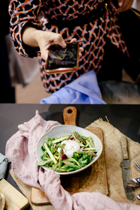 Egy nő fotót készít a spárga salátátról