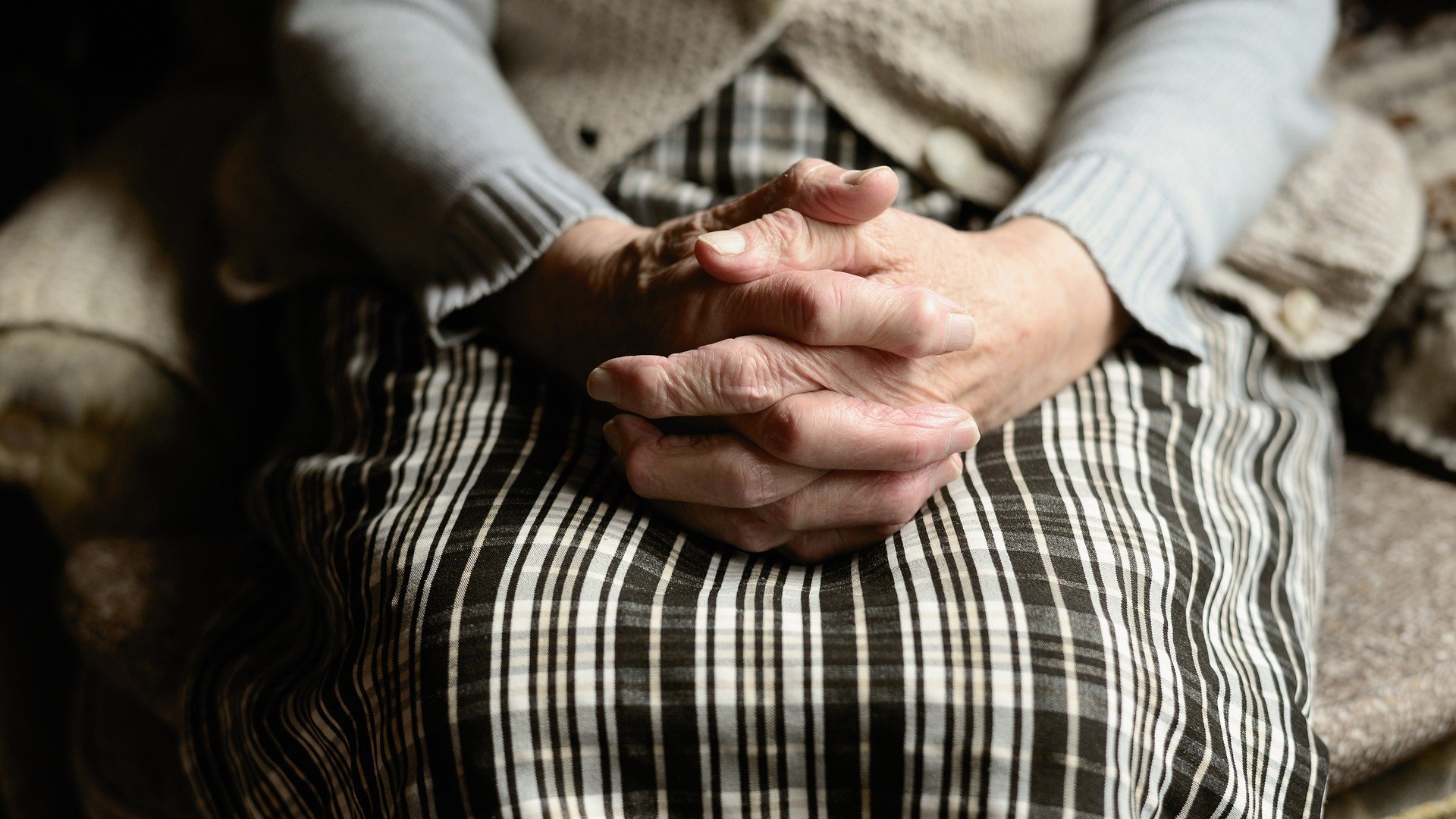 Egy idős nő kezei az ölében