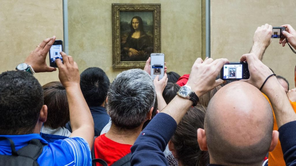 Louvre: Egy nőnek öltözött férfi tortával dobta meg a Mona Lisát