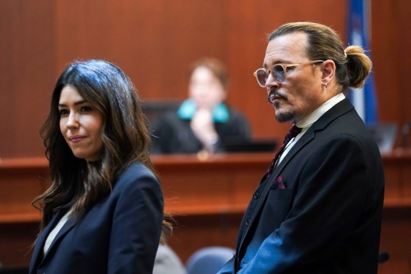 Johnny Depp és Camille Vasquez a tárgyaláson