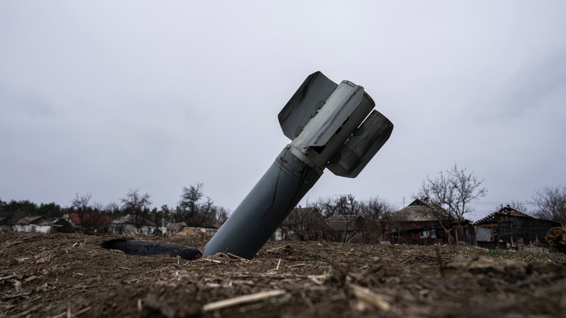 Földbe fúródott rakéta a kelet-ukrajnai Dnyipro település közelében lévõ Jahidne faluban 2022. április 12-én