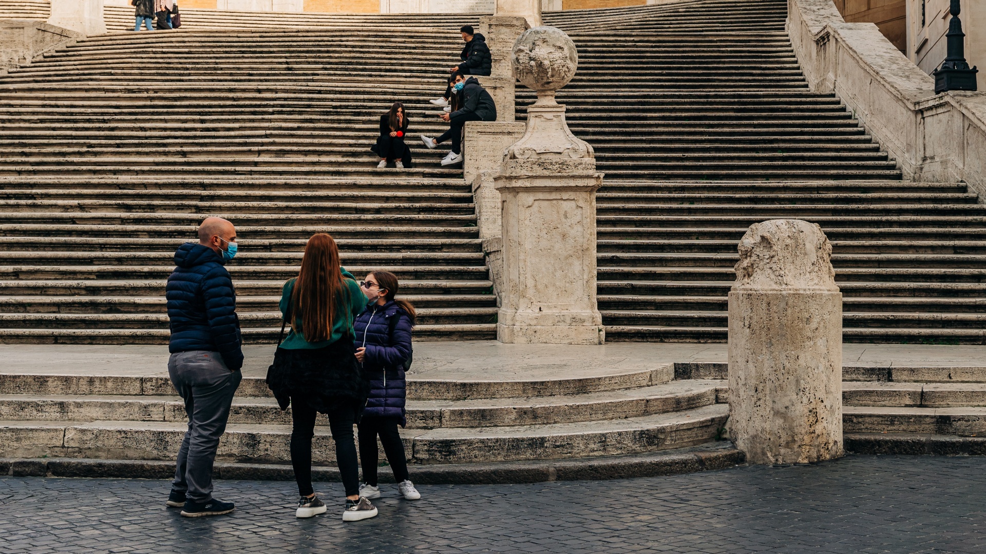 Maszkot viselő turisták a Spanyol lépcsőnél Rómában