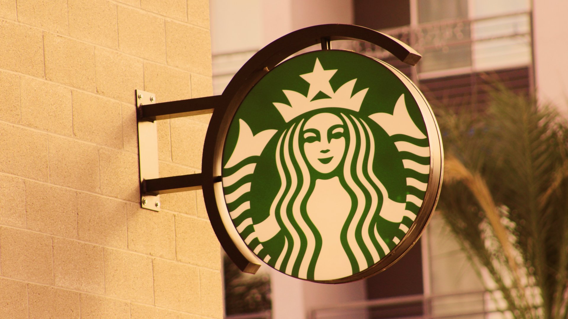 Starbucks-logó egy épület falán