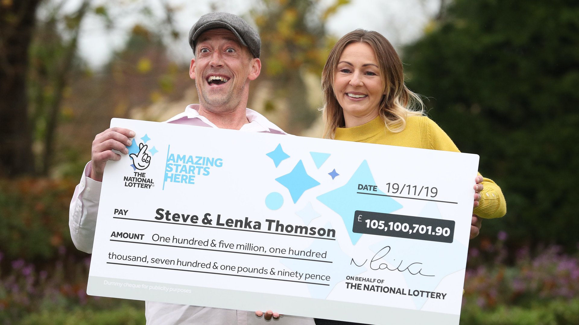 A 42 éves Steve Thomson építési vállalkozó és felesége, a 41 éves Lenka Thomson a nyugat-sussexi Hilton Avisford Parkban ünneplik 105 millió fontos EuroMillions-nyereményüket