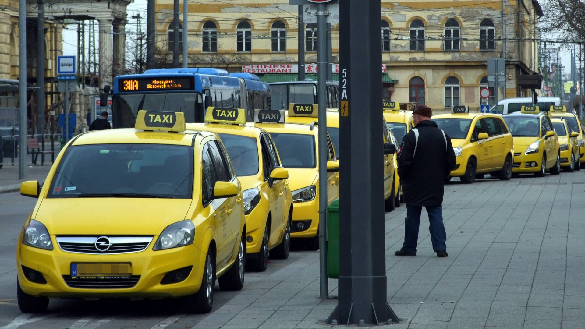 Taxi gépkocsik sora vár utasra a Keleti pályaudvar érkezési oldalánál 2018 januárjában