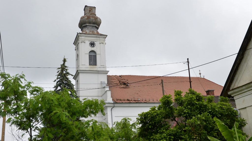 Akkora vihar volt éjjel, hogy templomtornyot döntött le Csokonyavisontán