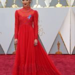Ruth Negga a 2017-es Oscar-gálán, vörös Valentino ruhában