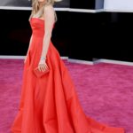 Jennifer Aniston a 2013-as Oscar-gálán, vörös Valentino ruhában