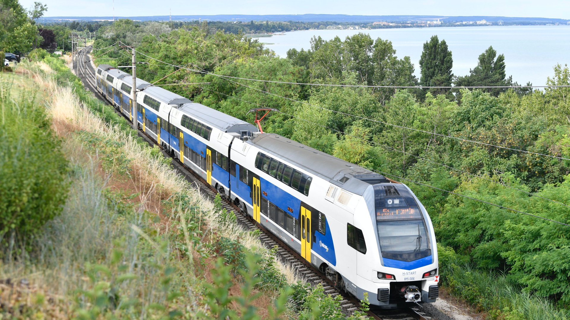 A Szolnok és Fonyód között közlekedõ Napfürdõ Expressz Balatonvilágosnál 2021. július 11-én