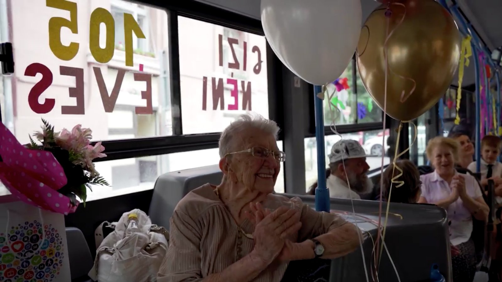 A 105-ös buszon ünnepelte a születésnapját a 105 éves Gizi néni