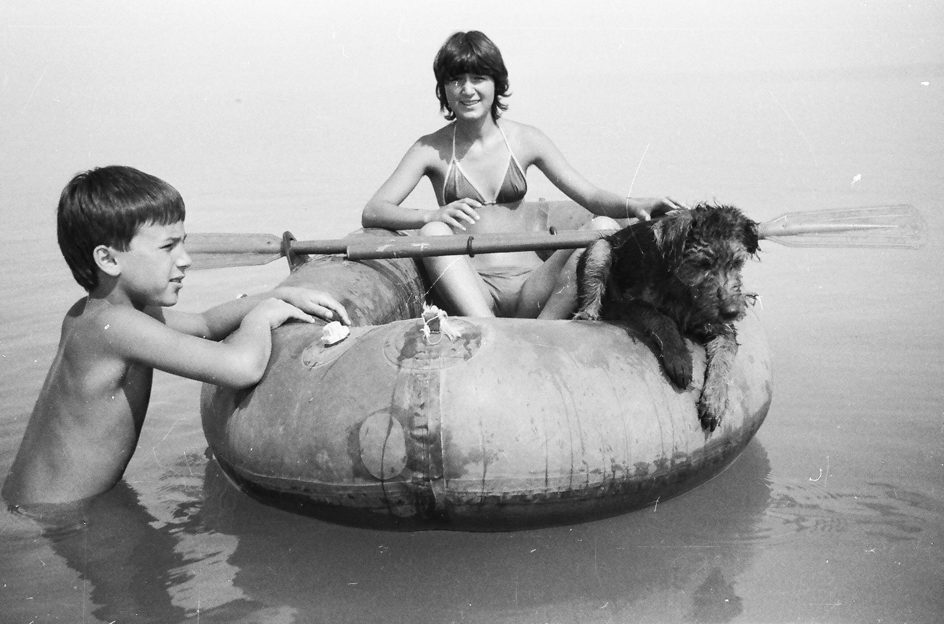 Csónakban kutya, anya, Balatonban gyerek