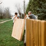Unoka segít kerítést festeni a nagypapának