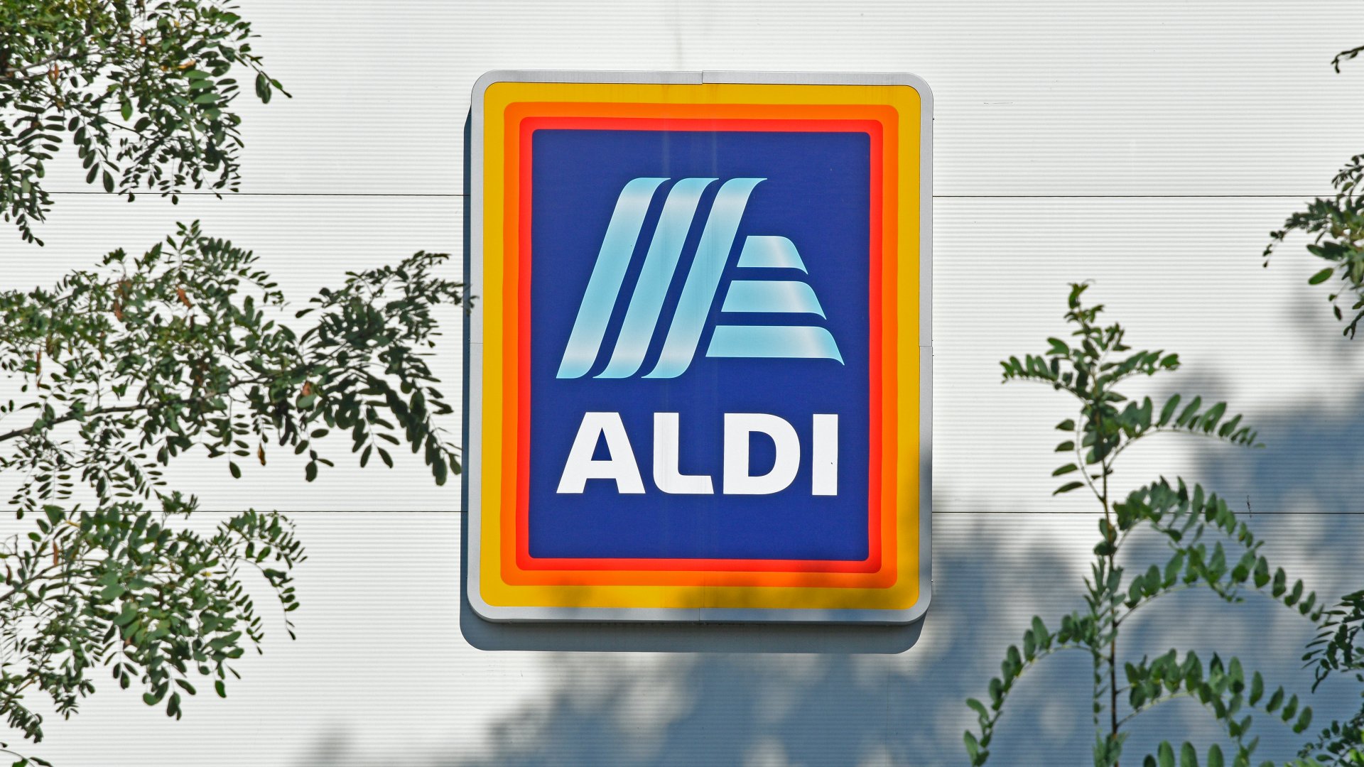 Egy Aldi brand logo az Aldi szupermerket falán a XIX. kerületi Ady Endre úton