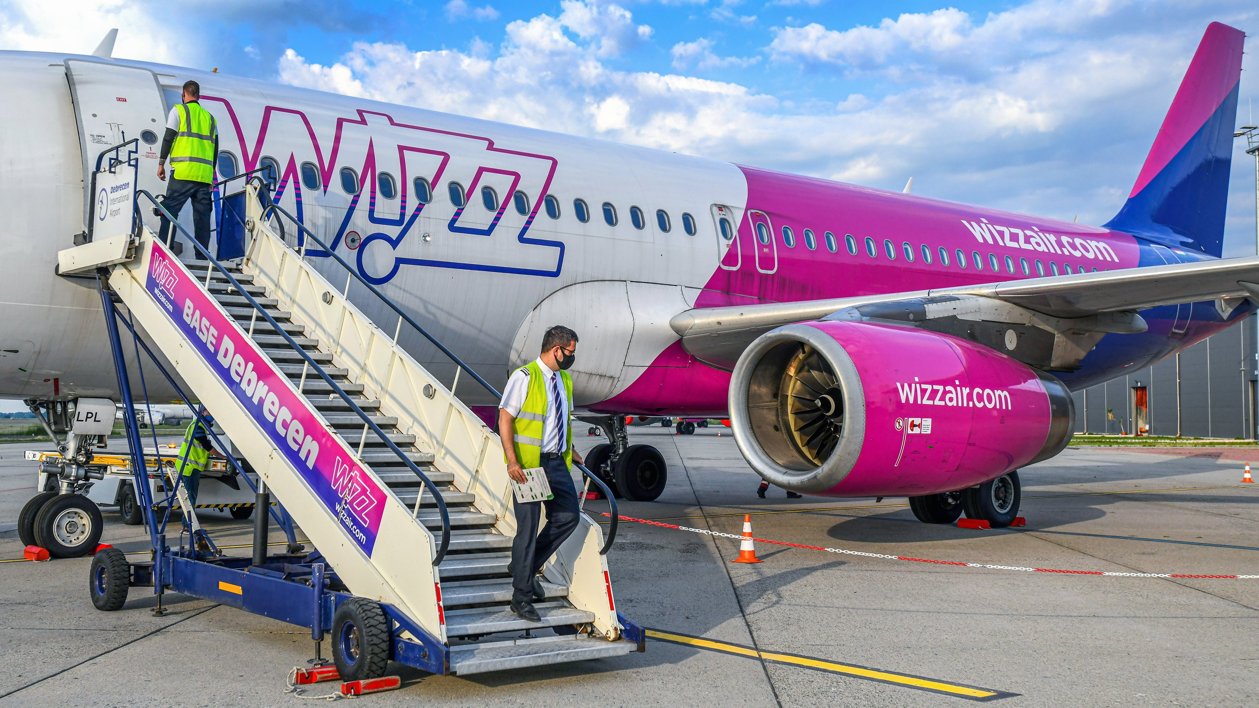 Felszállásra készítik elő a Wizz Air egyik repülőgépét