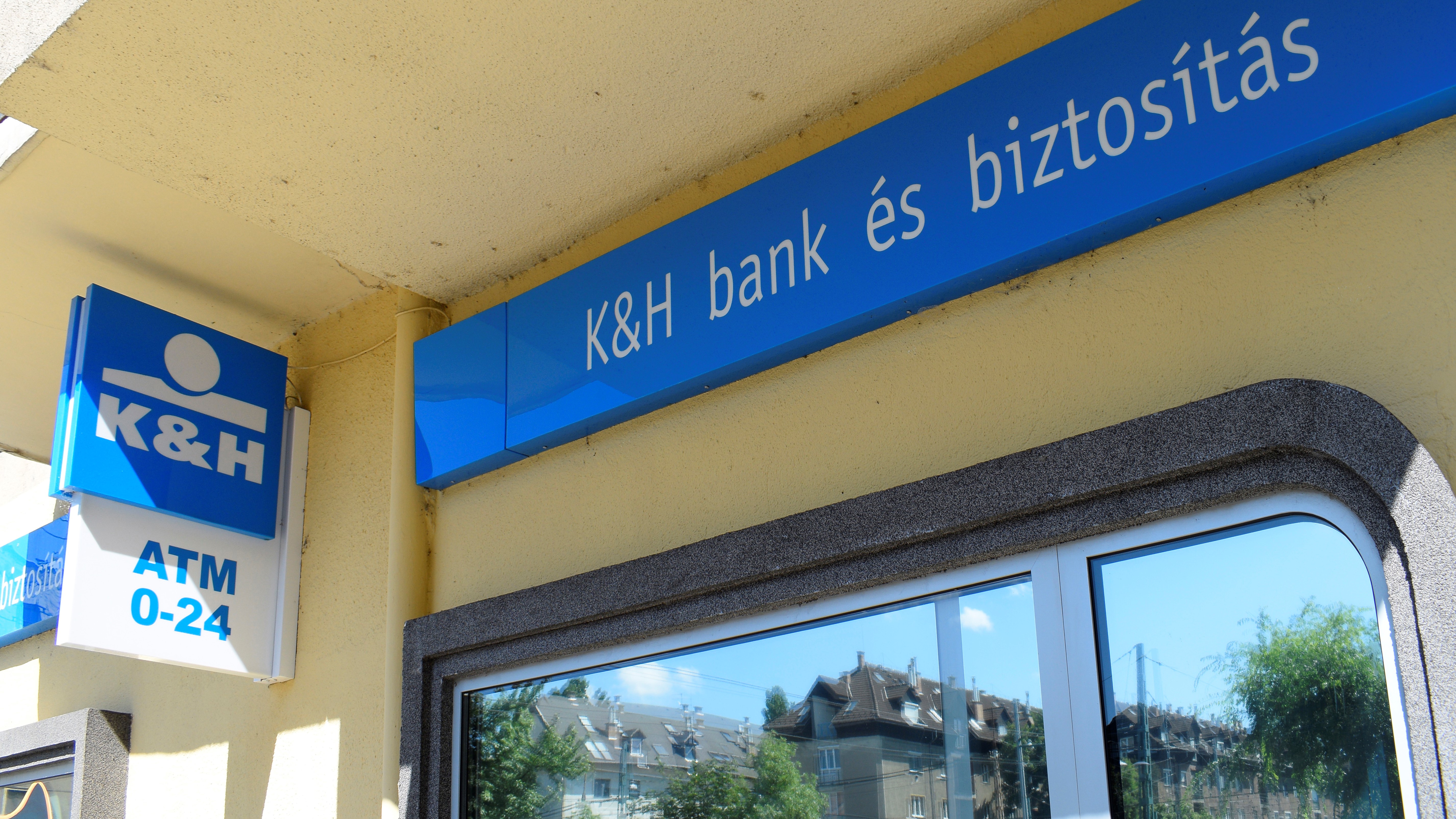 A K&H bank logója és felirata a XIV. kerület, Róna u. 147-ben található bankfiók falán