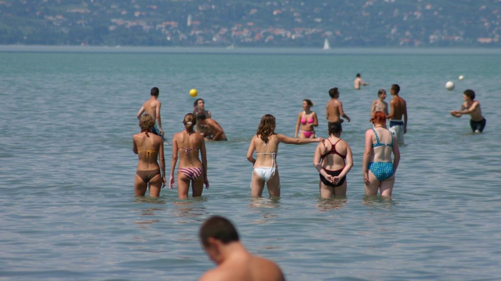 Megteltek a strandok a kánikulában, embert próbáló hőség lesz ma is