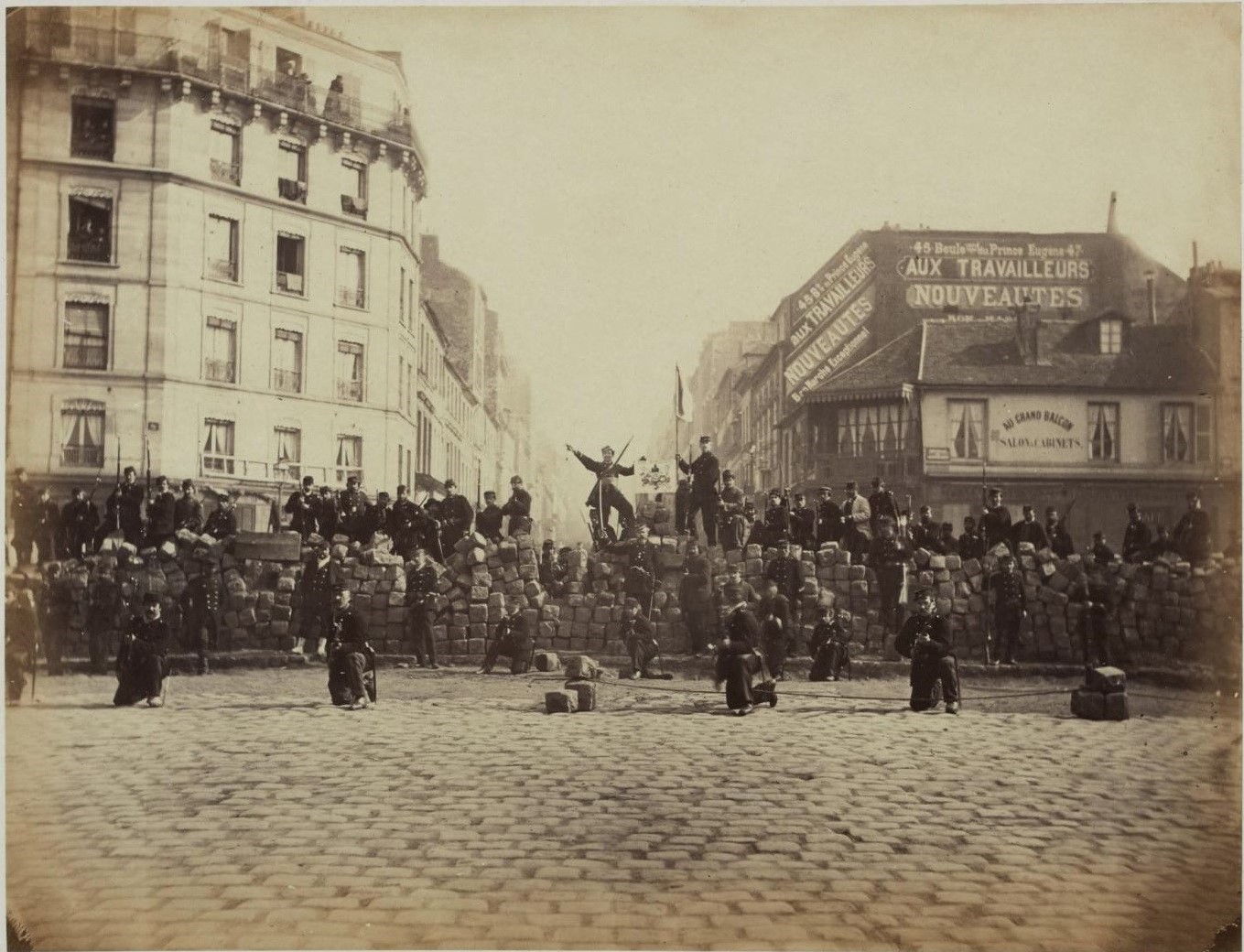 Barikád a párizsi kommün idején (fotó: Wikipedia)