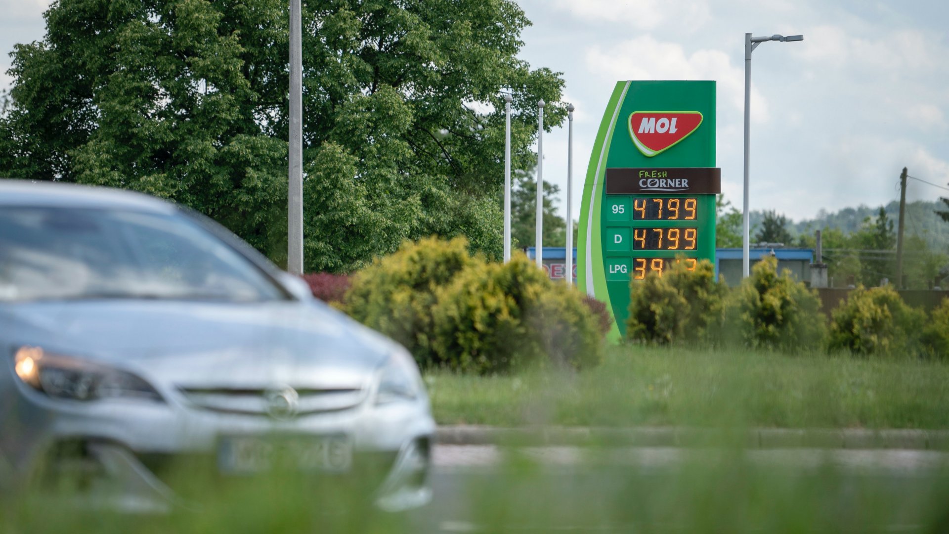 Hatósági üzemanyagárak a Mol benzinkútján Salgótarjánban 2022. május 27-én