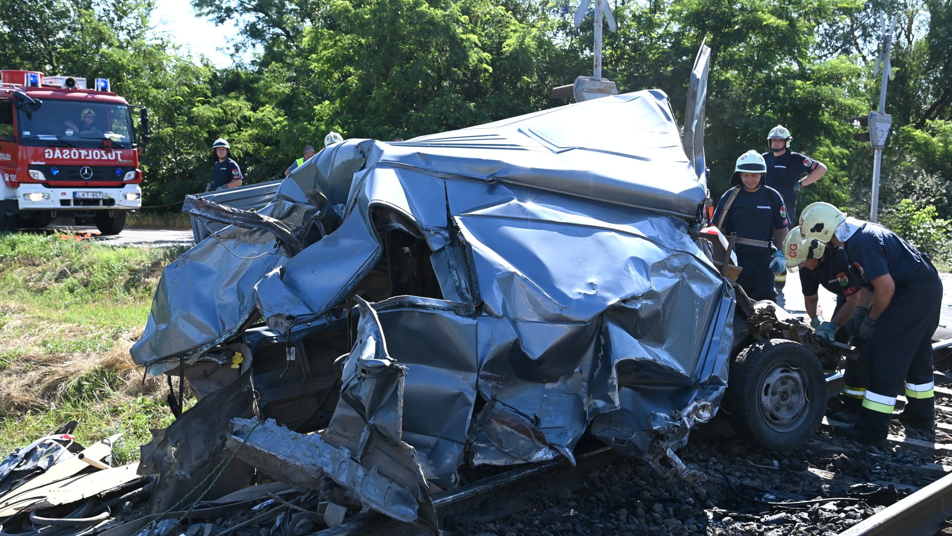 Összeroncsolódott kisteherautó Cegléden 2022. június 13-án. A gépjármû a Dohány utcai vasúti átjáróban összeütközött a Szegedrõl a Nyugati pályaudvarra tartó Torontál InterCity vonattal, 17 éves sofõrje a helyszínen meghalt