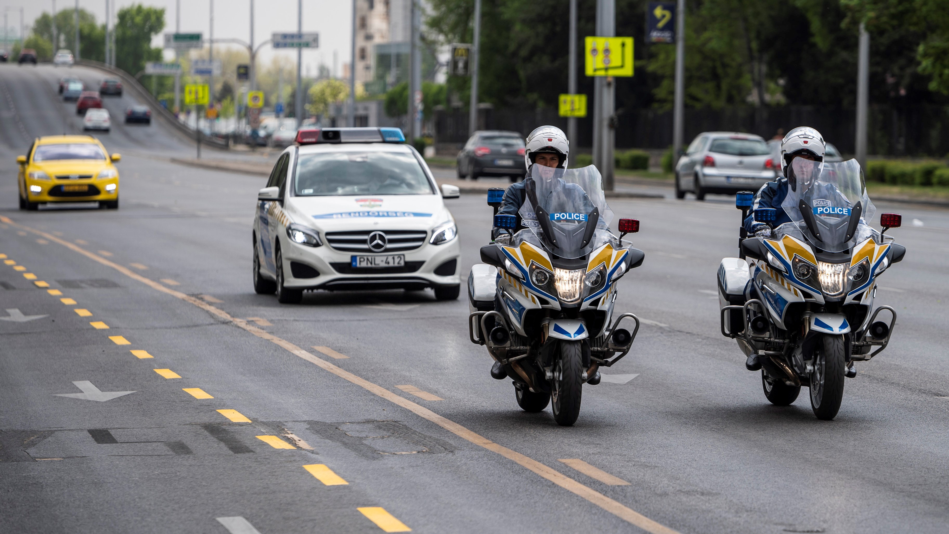 Motoros rendőrök ellenőrzik a forgalmat az Üllői úton 2020. április 25-én